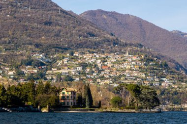Lago di Como, Como Gölü, İtalya, Palacios ile, baharda büyük evler. Su taksisi, Riva, tipik İtalyan teknesi. Mavi gökyüzü ve canlı renkler. Yüksek kalite fotoğraf
