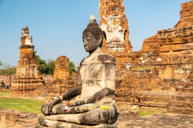 Antik tapınaklar, Wat, Ayutthaya, Tayland 'daki Budist heykeller. Tarihi kırmızı tuğla yapılar ve tapınaklar. Yeşil gras ve mavi gökyüzü. İnsan yok. Yüksek kalite fotoğraf