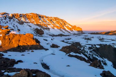 Manzara, kar ve buz Kilimanjaro Dağı yamacında. Zirveye giden yürüyüş yolunun manzarası, dağın tepesi, Tanzanya, Afrika. Yüksek kalite fotoğraf