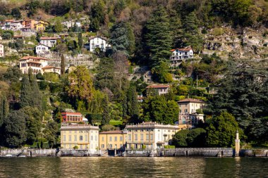 Lago di Como, Como Gölü, İtalya, Palacios ile, baharda büyük evler. Su taksisi, Riva, tipik İtalyan teknesi. Mavi gökyüzü ve canlı renkler. Yüksek kalite fotoğraf