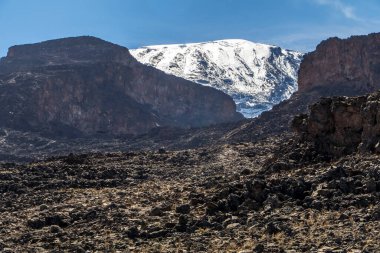 Manzara, kaya yığınları ve Kilimanjaro Dağı yamacındaki patika. Zirveye giden yürüyüş yolunun manzarası, dağın tepesi, Tanzanya, Afrika. Yüksek kalite fotoğraf