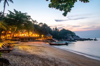 Bir plaj, büyük kayalar ve gün batımından hemen sonra sakin bir deniz, Ko Tao, Tayland. Mae Head Sahili. Yüksek kalite fotoğraf
