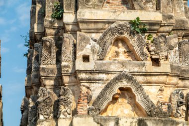 Tayland 'daki Sukhothai Tarihi Parkı' ndaki antik tapınakların detayları. Tarihi kırmızı tuğla yapılar ve tapınaklar. Yeşil gras ve mavi gökyüzü. Büyük Buda heykelleri. İnsan yok. Yüksek kalite fotoğraf