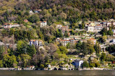 Lago di Como, Como Gölü, İtalya, Palacios ile, baharda büyük evler. Su taksisi, Riva, tipik İtalyan teknesi. Mavi gökyüzü ve canlı renkler. Yüksek kalite fotoğraf