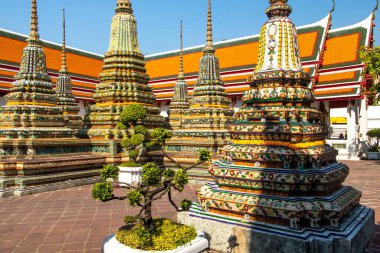 Bangkok, Tayland 'daki Kraliyet Sarayı' nın avlusundaki Pagodas 'ın detayları. Güneş ve mavi gökyüzü ile renkli bir görüntü. Yüksek kalite fotoğraf