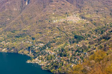 Lago di Como, Como Gölü, İtalya, Palacios, büyük evler. Montepiatto, Torno, İtalya 'nın yukarıdan görüntüsü. Mavi gökyüzü ve canlı renkler. Yüksek kalite fotoğraf