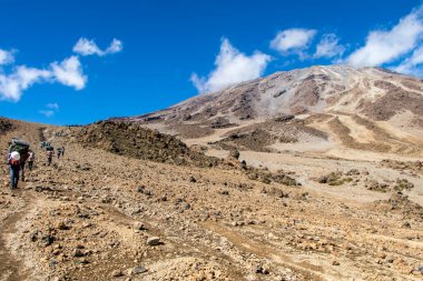Manzara, kaya yığınları ve Kilimanjaro Dağı yamacındaki patika. Zirveye giden yürüyüş yolunun manzarası, dağın tepesi, Tanzanya, Afrika. Yüksek kalite fotoğraf