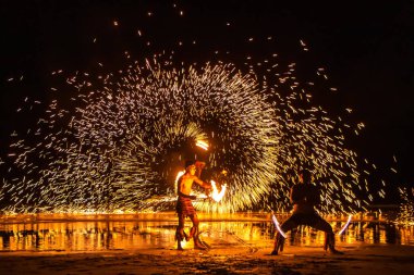 Sahilde ateşle gösteri yapan sanatçı, Koh Chiang, Tayland geceleri. Yüksek kalite fotoğraf