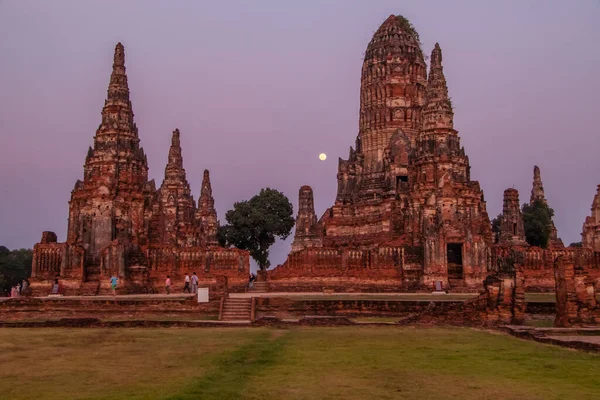 古代寺庙 泰国阿尤塔亚的佛像 历史上的红砖建筑和寺庙 橙色日落 色彩艳丽 月圆之夜没有人 高质量的照片 — 图库照片