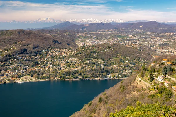 Iago di Como Gölü, Como Gölü, İtalya, Mont Blanc Massif ve Monta Rosa arkasında. Dik kar Alpler 'in dağlarını kaplamadan önce yuvarlanan tepeler. Mavi gökyüzü ve canlı renkler. Yüksek kalite fotoğraf