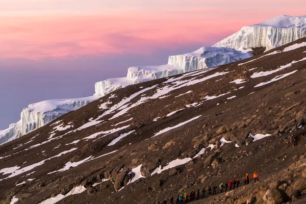Kilimanjaro Dağı Nda Güneş Doğarken Yamaçlarda Yürüyüş Yapanlar Buzullar Çakıllar — Stok fotoğraf