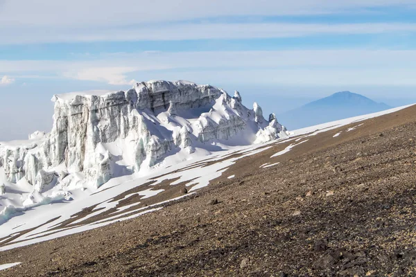 肯尼亚 坦桑尼亚 乞力马扎罗山斜坡上的冰川和冰 明亮的阳光 褐色砾石 白色的冰和雪 高质量的 五彩缤纷的 充满活力的照片 — 图库照片