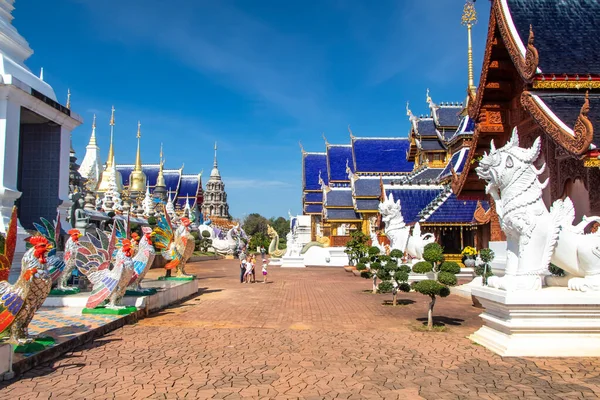 Тайский Буддийский Храм Голубой Черепичной Крышей Белыми Статуями Яркое Голубое — стоковое фото