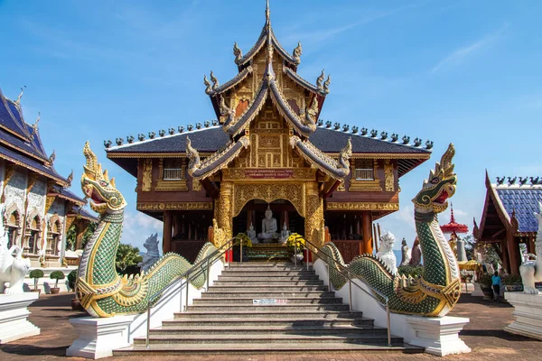 Tempio Buddista Tailandese Con Tetto Piastrellato Blu Statue Bianche Lavorazione — Foto Stock