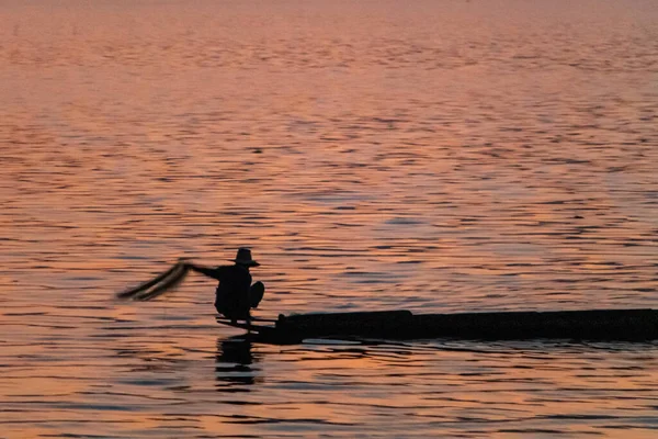Pôr Sol Sobre Lago Phayao Com Pescador Tradicional Barco Cauda — Fotografia de Stock