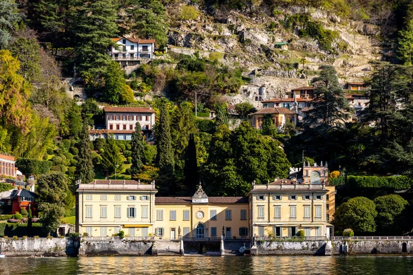 Lago di Como, Como Gölü, İtalya, Palacios ile, baharda büyük evler. Su taksisi, Riva, tipik İtalyan teknesi. Mavi gökyüzü ve canlı renkler. Yüksek kalite fotoğraf