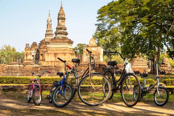 Bisikletler, bisikletler, Tayland 'daki Sukhothai Tarihi Parkı' na park edilmiş. Yüce Buda heykelleri ve antik tapınaklar. Açık hava aktivitesi, spor, insan yok. Yüksek kalite fotoğraf