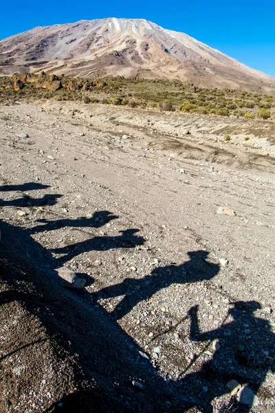 乞力马扎罗山斜坡上远足者的影子 沙砾斜坡上的阴影山顶在明亮的蓝天之下 坦桑尼亚 高质量的照片 — 图库照片