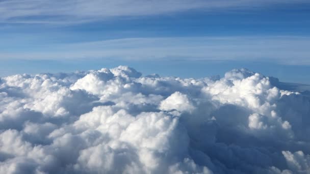Воздушные Кадры Плавающих Сквозь Кучевые Облака Голубом Небе Медленно Дрейфует — стоковое видео