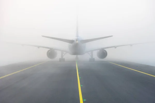 Avión Gravando Pista Rodaje Condiciones Niebla Blanca Línea Taxi Amarillo — Foto de Stock