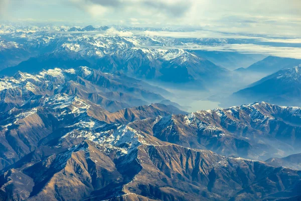 夏季阿尔卑斯山脉和拉戈迪科莫山脉的晨光鸟瞰 山顶上的小雪 连绵不断地勾勒出山脉轮廓 柔和的晨光山谷里充满了云雾 高质量的 — 图库照片