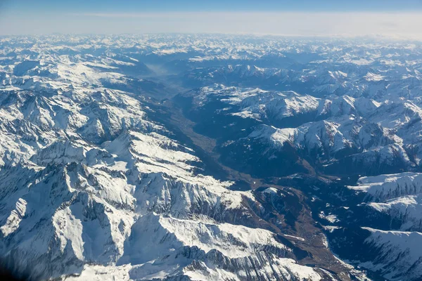 阿尔卑斯山的空中图像 阳光普照 白雪密布 高质量的照片 — 图库照片