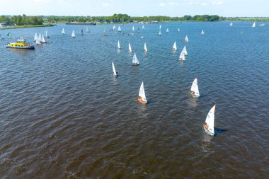 Sneek, Friesland, Hollanda 'da bulunan Sneekermeer adlı bir gölün insansız hava aracı görüntüsü. Bir yarışta renkli ahşap yelkenlileri açın. Yüksek kalite fotoğraf