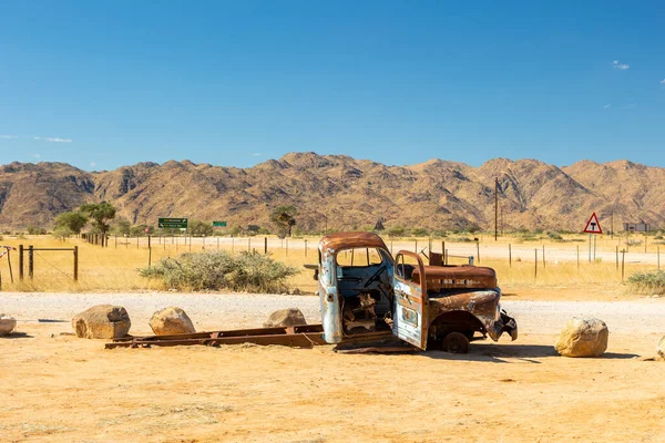 Расті Вінтажні Автомобілі Розбилися Пустелі Солітер Намібія Африка Кольоровий Трактор — стокове фото