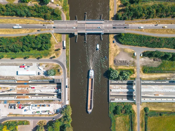 Draufsicht Auf Ein Bau Befindliches Schiffbares Aquadukt Mit Großen Frachtschiffen — Stockfoto