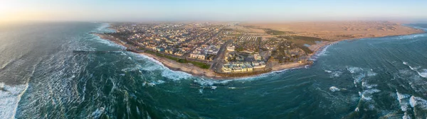 Swakopmund 'un panoramik hava görüntüsü, İskelet Sahili, Namibya. Yüksek kırmızı ve turuncu kumulların zarif kıvrımları, mavi gökyüzü. Vahşi Atlantik Okyanusu kıyısı. Yüksek kalite fotoğraf