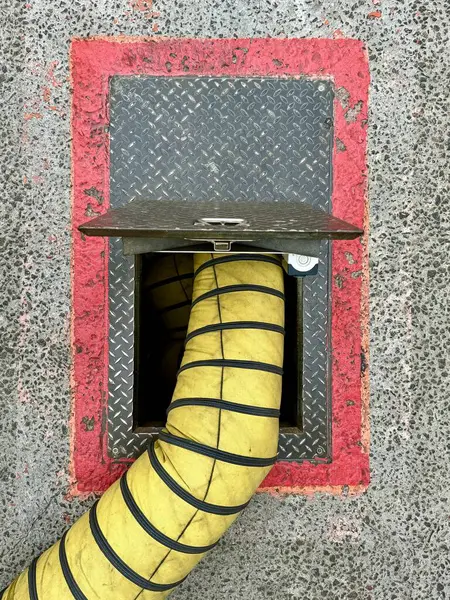 Κίτρινος Σωλήνας Κλιματισμού Σωλήνας Από Ασφαλτοστρωμένο Σημείο Κόκκινες Γραμμές Που — Φωτογραφία Αρχείου