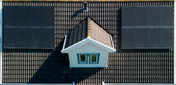 木製のホワイトハウスの屋根の上にソーラーパネル 太陽エネルギーを集めるためのポリ塩化ビニールのパネル 高品質の写真 — ストック写真