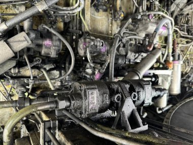 Uçağın içindeki çeşitli boruların, hortumların ve boruların detaylı görüntüsü. Renkli düzende hidrolik çizgiler, valfler, tüpler, anahtarlar ve kablolar. Yüksek kalite fotoğraf