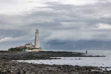St. Marys Deniz Feneri 'nde üç büyük yel değirmeni, alternatif yeşil, yenilenebilir enerji ve elektrik türbinleri, sadece İngiliz kıyılarında. Whitley Bay, Newcastle, İngiltere. Yüksek kalite fotoğraf