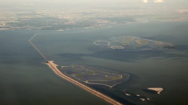 Marker Wadden 'dan gelen hava filmi. Kum yığınları ve kuş doğa rezervi, habitat, barınak, Hollanda, Avrupa' daki hendek boyunca uzanan yeni yapay adalar. Yüksek kalite 4k görüntü