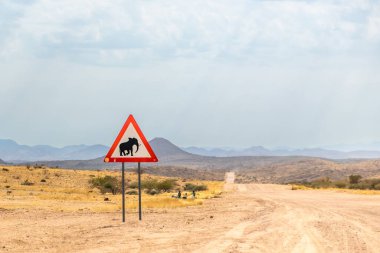 Kısır Afrika 'daki fil için kırmızı üçgen yol işareti uyarısı. Yüksek kalite fotoğraf