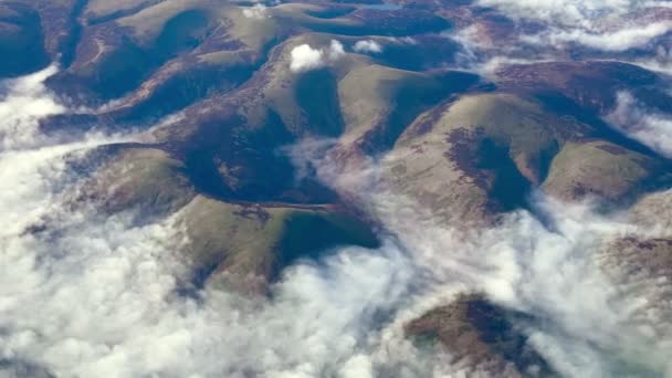 Widok Lotu Ptaka Niskie Góry Wydobywające Się Porannych Chmur Mgły — Wideo stockowe