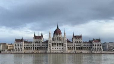 Macaristan 'ın Budapeşte kentindeki Macar Parlamento Binası, Tuna nehri üzerinde. Yüksek kalite 4k görüntü