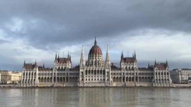 Macaristan 'ın Budapeşte kentindeki Macar Parlamento Binası, Tuna nehri üzerinde. Yüksek kalite 4k görüntü