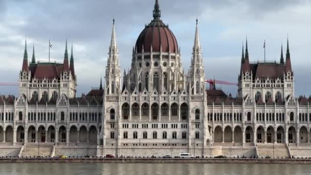 位于匈牙利布达佩斯多瑙河畔的匈牙利议会大楼 高质量的4K镜头 — 图库视频影像