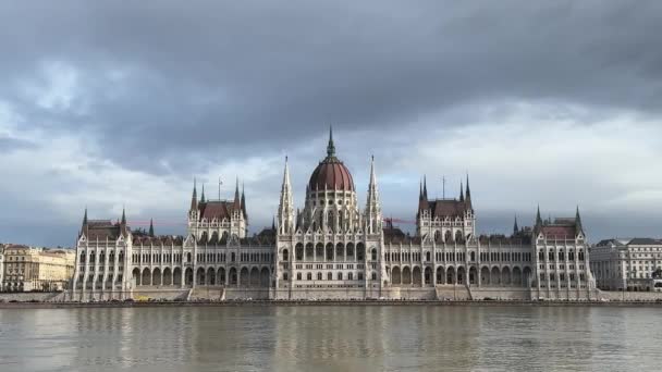 Macaristan Budapeşte Kentindeki Macar Parlamento Binası Tuna Nehri Üzerinde Yüksek — Stok video