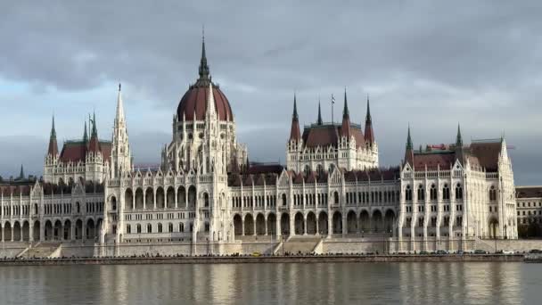 Het Hongaarse Parlementsgebouw Boedapest Hongarije Aan Donau Hoge Kwaliteit Beeldmateriaal — Stockvideo