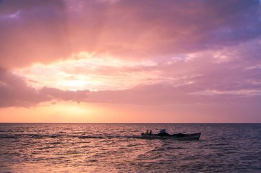 Paramaribo, Surinam sahilinde parlak pembe gün batımı. Yüksek kalite fotoğraf