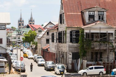 Paramaribo 'da sokak manzarası, Surinam' da ahşap koloni evleri ve kilisesi var. Yüksek kalite fotoğraf
