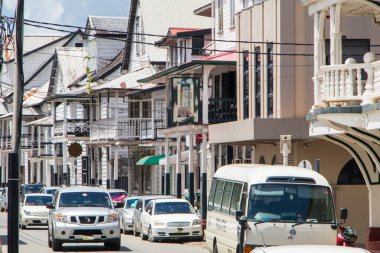 Paramaribo 'da sokak manzarası, Surinam' da ahşap koloni evleri. Yüksek kalite fotoğraf