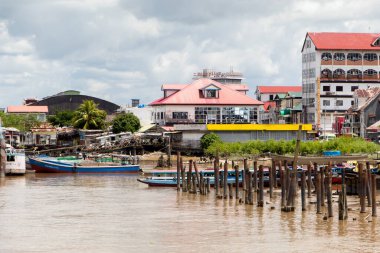 Paramaribo, Surinam 'daki sokak manzaralı ahşap koloni evleri ve nehir. Yüksek kalite fotoğraf