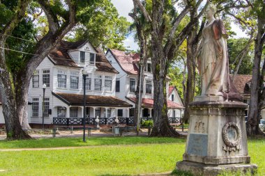 Paramaribo 'da sokak manzarası, Surinam' da ahşap koloni evleri. Yüksek kalite fotoğraf