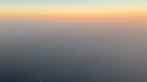 从空中俯瞰北海 欧洲的风力涡轮机风力发电场 几个大的白色和黄色的风力涡轮机 风车在蓝色 平静的海面上 高质量的4K镜头 — 图库视频影像