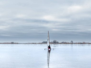 Sneek, Friesland, Hollanda yakınlarındaki donmuş bir gölde buz pateni yapan insanların yüksek kaliteli bir fotoğrafı. Yüksek kalite fotoğraf