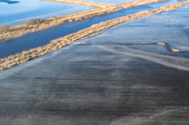 Sneek, Friesland, Hollanda yakınlarındaki donmuş bir gölde buz pateni yapan insanların yüksek kaliteli bir fotoğrafı. Yüksek kalite fotoğraf